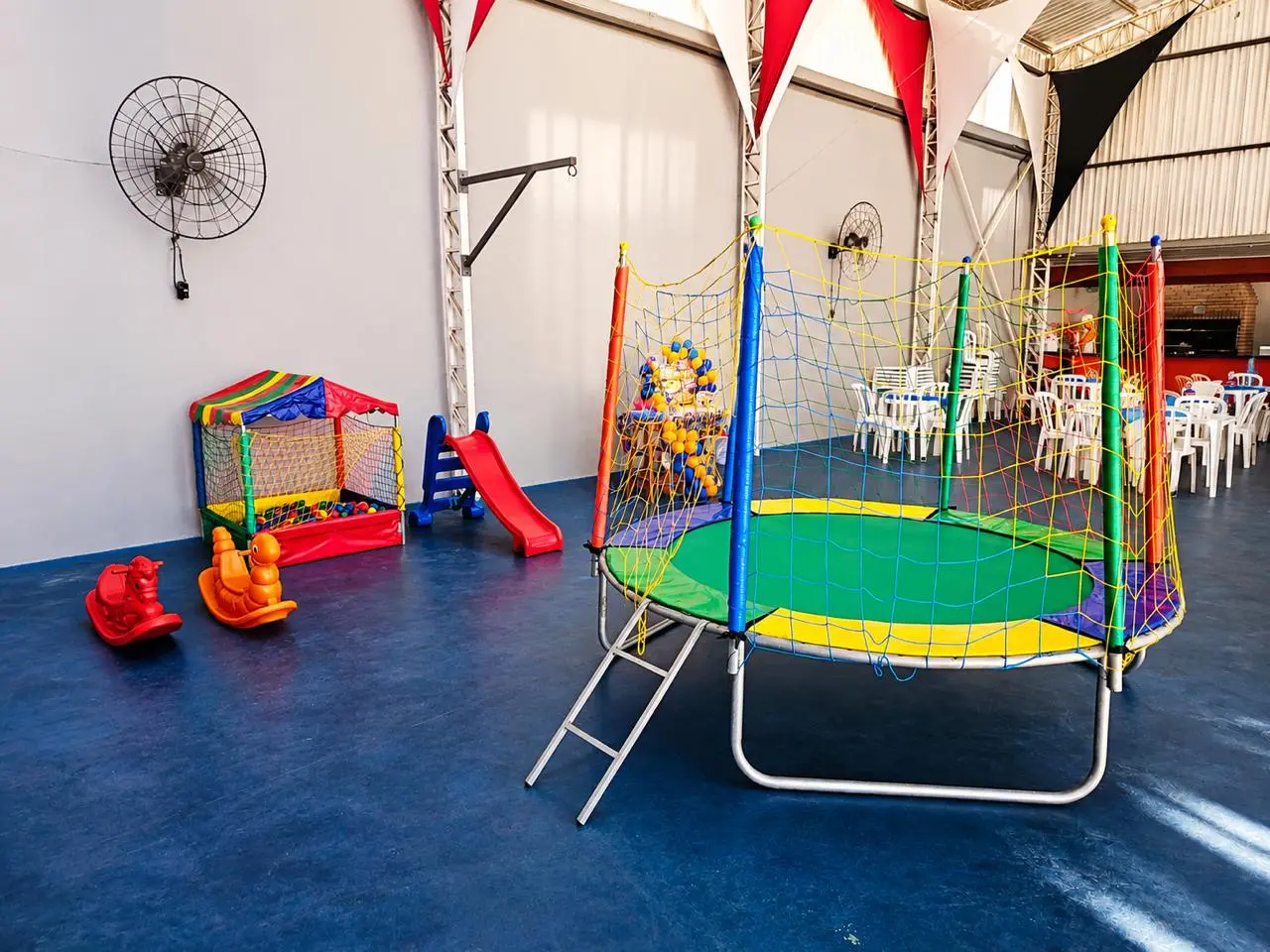 Montagem completa da Brinca Fácil com cama elástica, piscina de bolinhas e escorregador